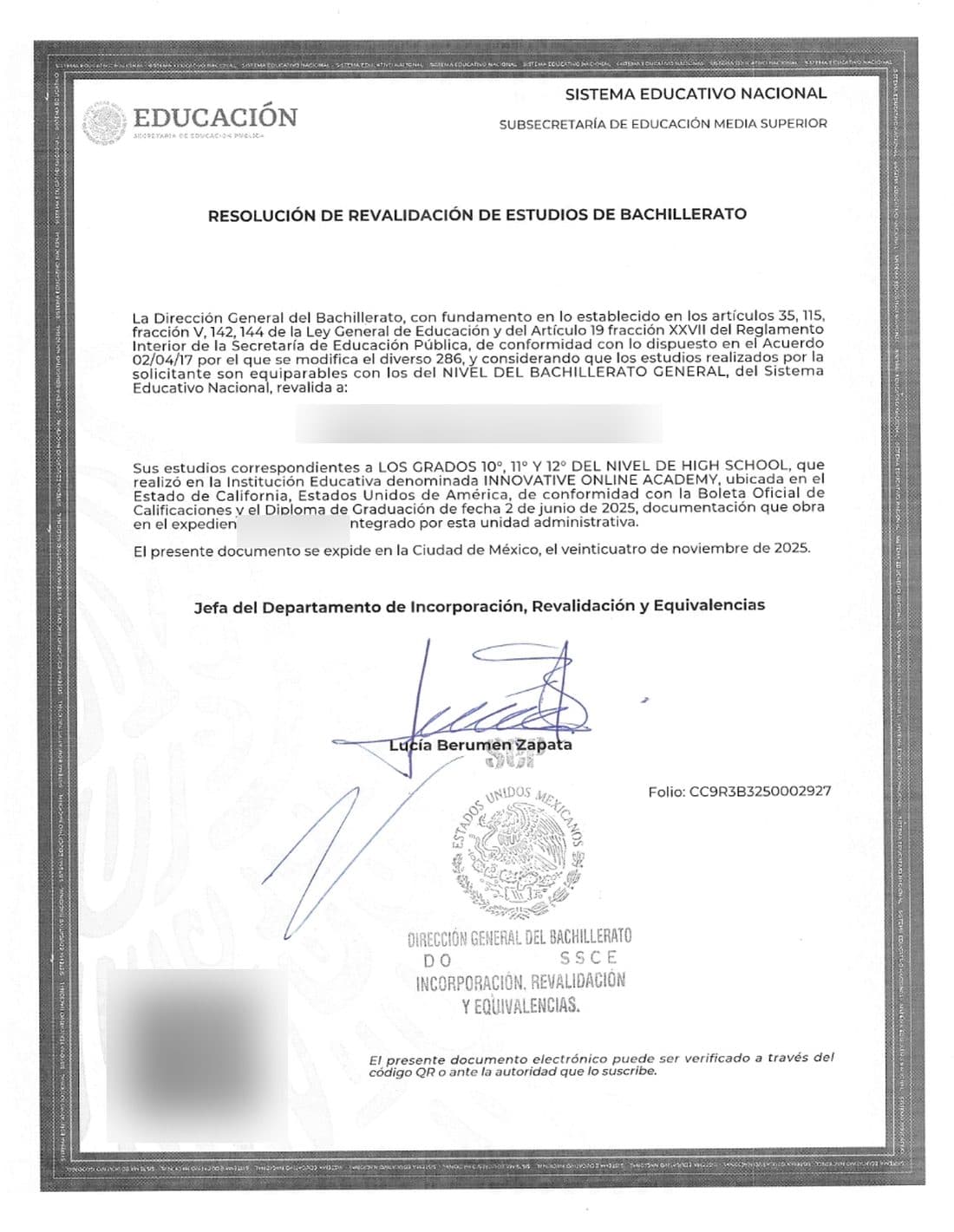 Resolución de revalidación de estudios de bachillerato emitida por la SEP, con los datos personales del alumno ocultos